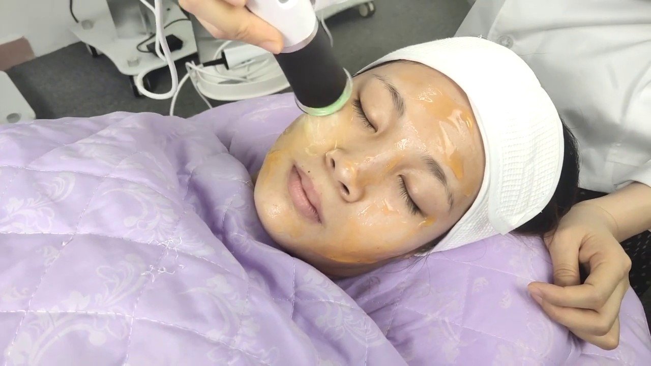 What Happens During an OxyGeneo Facial Session?